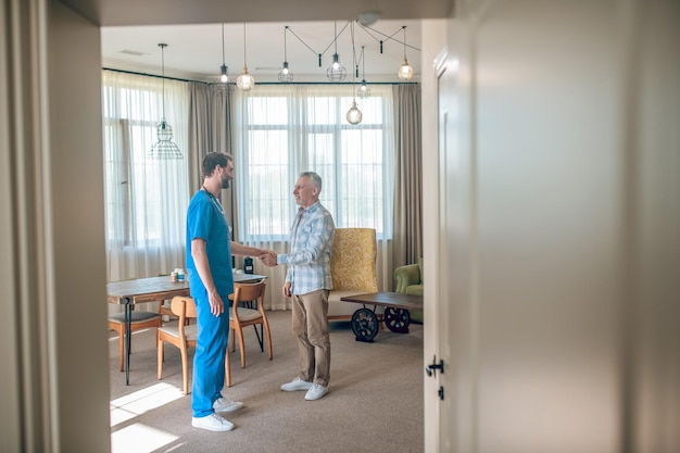 Paciente feliz agradecendo ao médico pelo tratamento