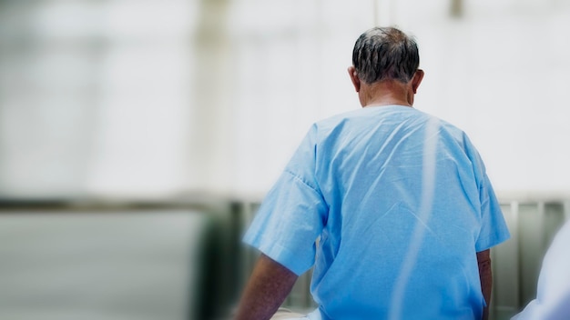 Foto grátis paciente idoso infectado por coronavírus em um hospital