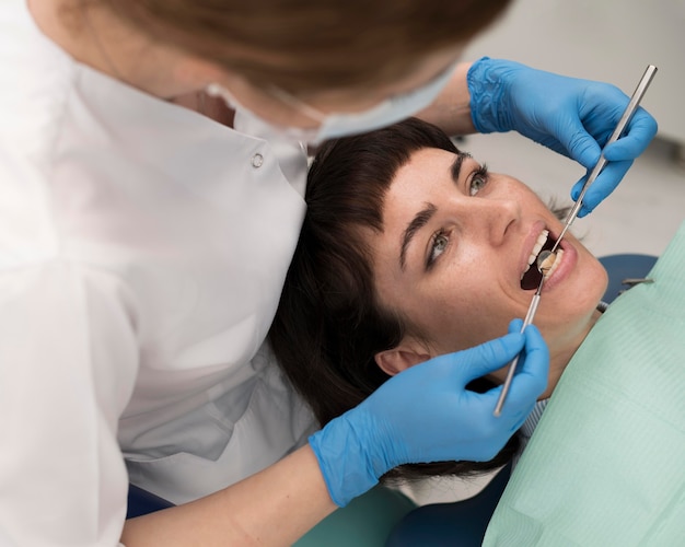 Paciente jovem fazendo procedimento odontológico no ortodontista