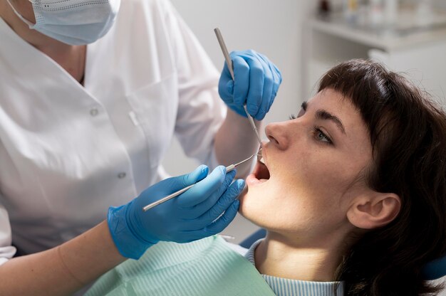 Paciente jovem fazendo procedimento odontológico no ortodontista