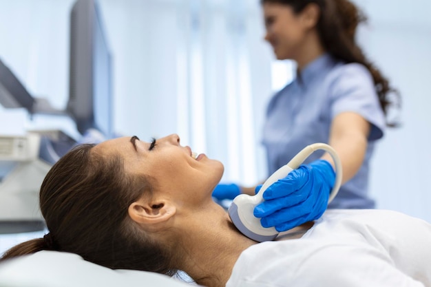 Paciente mulher recebe diagnóstico de tireoide Tratamento de tireotoxicose e hipotireoidismo Diagnóstico por ultrassom do sistema endócrino e tireoide
