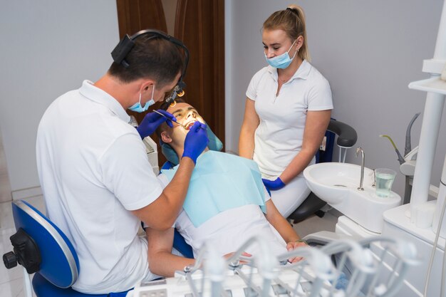 Paciente no dentista, fazendo o procedimento