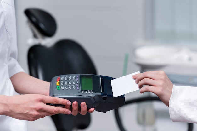 Paciente pagando pelo tratamento odontológico com cartão de crédito