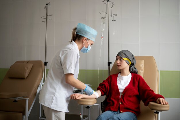 Paciente recebendo tratamento de quimioterapia