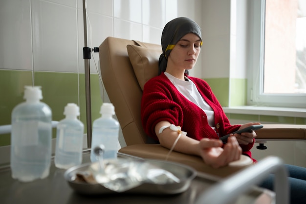 Foto grátis paciente recebendo tratamento de quimioterapia