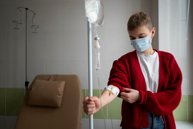 Foto grátis paciente recebendo tratamento de quimioterapia