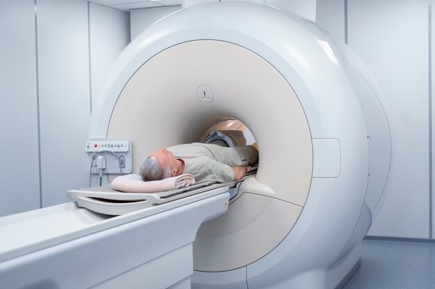 Paciente se preparando para tomografia computadorizada
