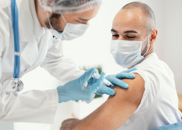 Paciente sendo vacinado em uma clínica