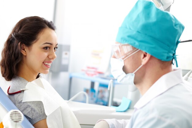 Paciente sentado na cadeira do dentista