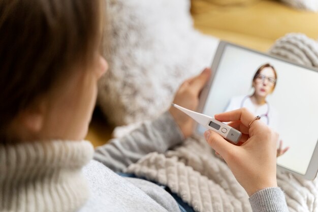 Paciente tendo teleconsulta com médico