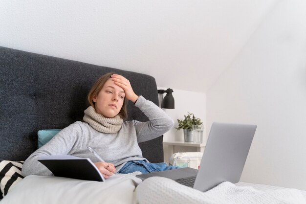 Paciente tendo teleconsulta com médico