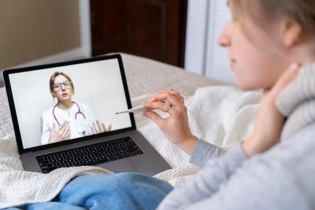 Paciente tendo teleconsulta com médico