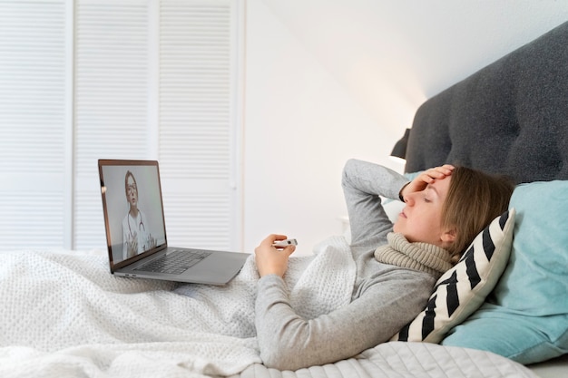 Paciente tendo teleconsulta com médico