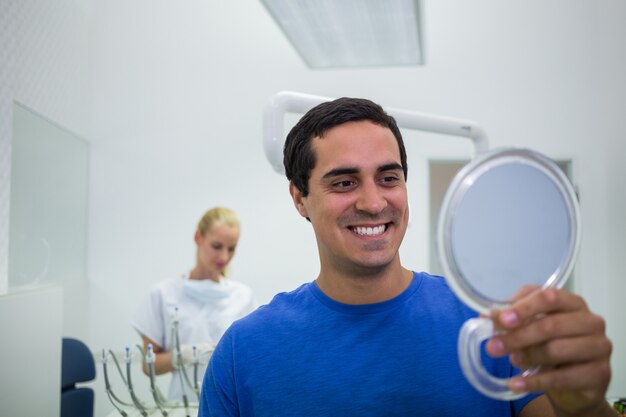 Paciente verificando os dentes no espelho