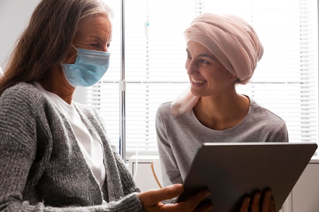 Pacientes do sexo feminino conversando no hospital dentro de casa