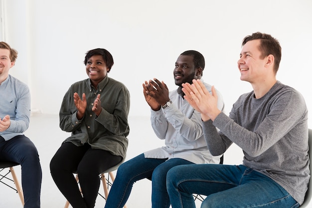 Foto grátis pacientes do sexo feminino e masculino aplaudindo