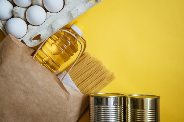 Pacote com produtos em amarelo