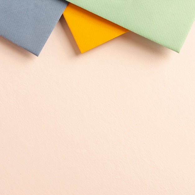 Pacote de folhas de papelão coloridas com espaço de cópia