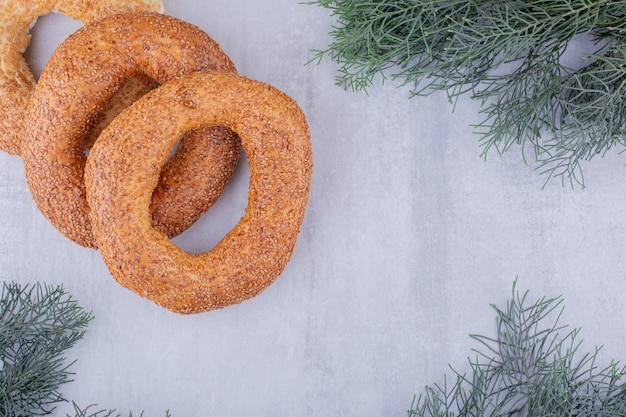 Foto grátis pacote salgado de bagels em fundo branco.