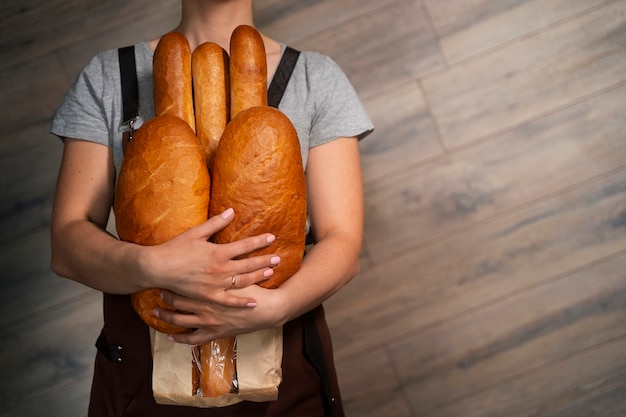 Foto grátis padeiro feminino posando com pão assado