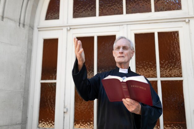 Padre lendo da Bíblia