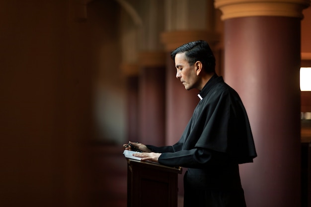 Foto grátis padre lendo da bíblia