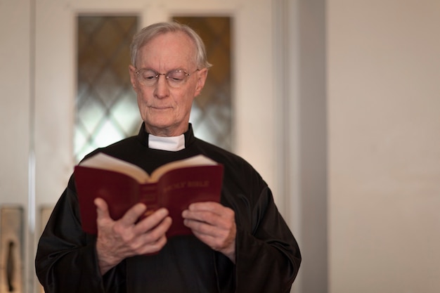 Padre lendo da bíblia