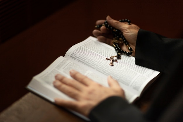 Padre lendo da Bíblia