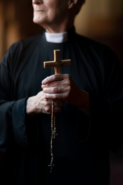 Padre rezando na igreja