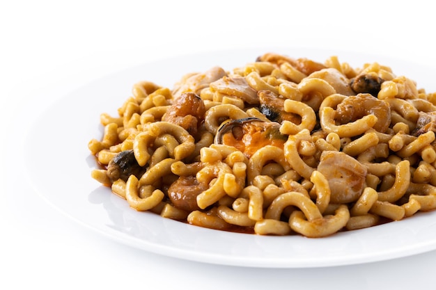 Paella tradicional espanhola fideua Noodle isolada no fundo branco