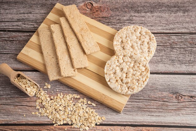 Pães cracker dietéticos e grãos de aveia