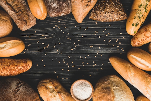 Pães de pão dispostos em círculo