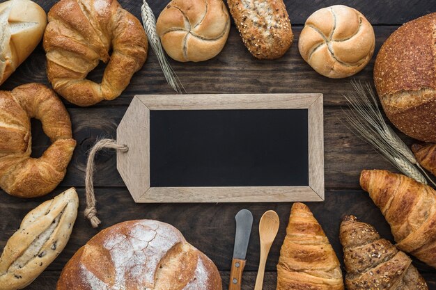 Pães e trigo em torno do quadro-negro