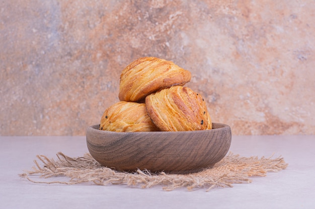 Foto grátis pães gogal caucasianos em uma bandeja de madeira.