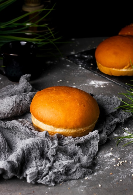 Foto grátis pães recém-assados na mesa