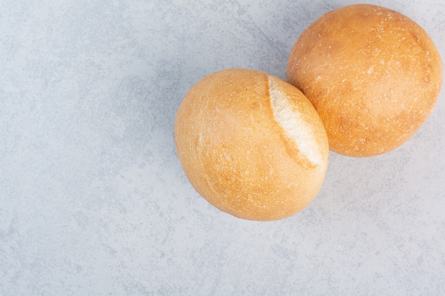 Pães redondos de hambúrguer na superfície de pedra