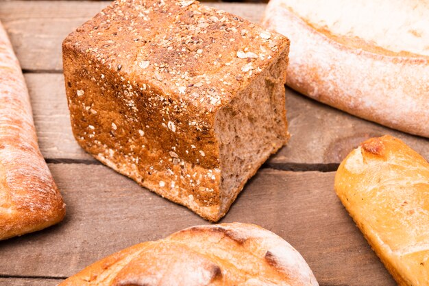 Pães saborosos de close-up em cima da mesa