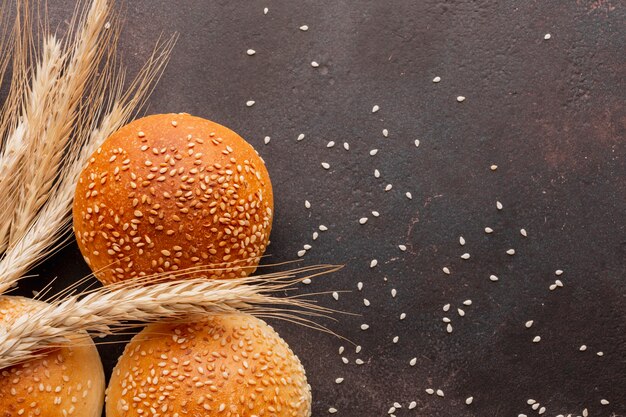 Pãezinhos com sementes de gergelim e grama de trigo