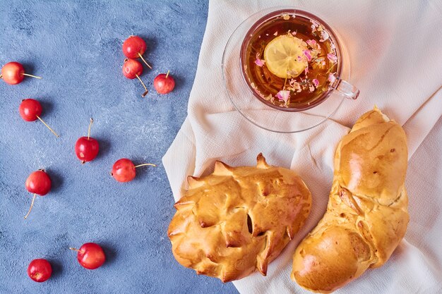 Foto grátis pãezinhos de confeitaria em uma toalha xadrez em azul