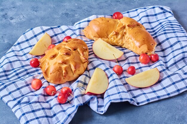 Pãezinhos de confeitaria em uma toalha xadrez em azul