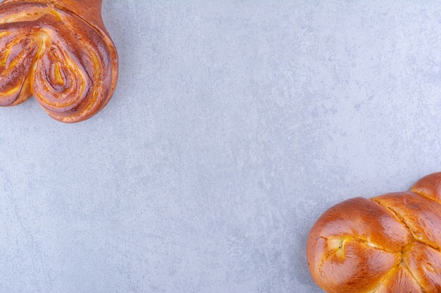 Pãezinhos de coração doce dispostos de forma oposta agrupados na superfície de mármore