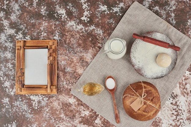 Foto grátis pãezinhos de pão com ingredientes à parte.