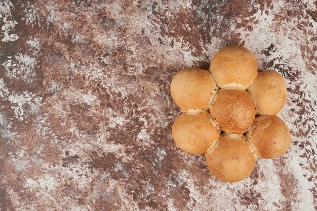 Pãezinhos de pão em mármore.