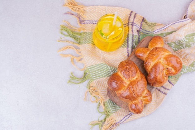 Pãezinhos doces com um copo de suco de limão