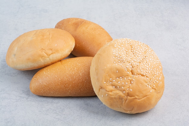 Pãezinhos e pão de forma na superfície de pedra