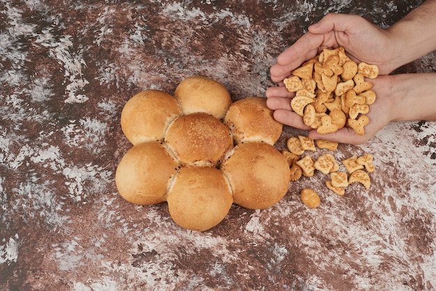 Pãezinhos isolados no mármore com biscoitos.