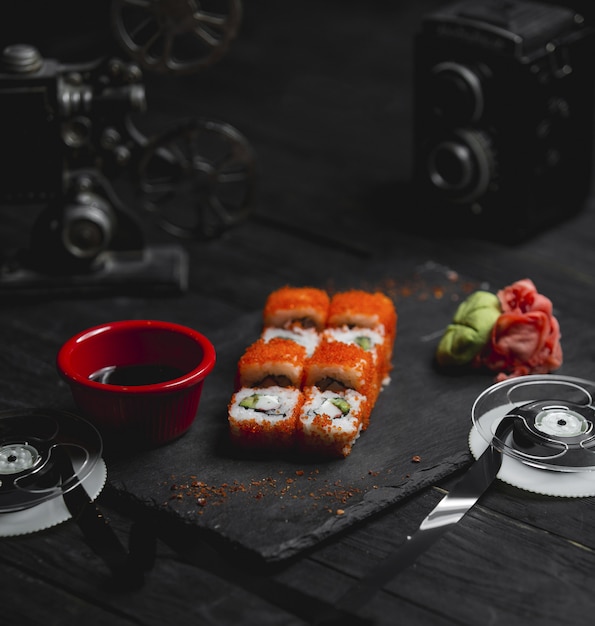 Pãezinhos quentes com caviar vermelho e molho