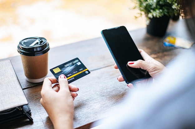 Foto grátis pagamento de mercadorias por cartão de crédito via smartphone.