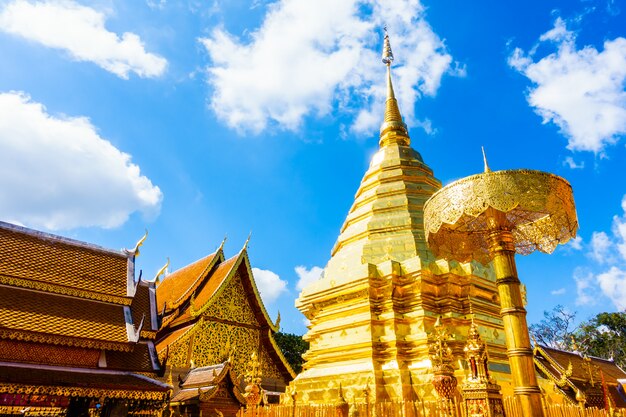 Pagode de ouro bela arquitetura em Wat Phrathat Doi Suthep
