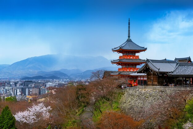 Pagode vermelho e paisagem urbana de Kyoto no Japão.